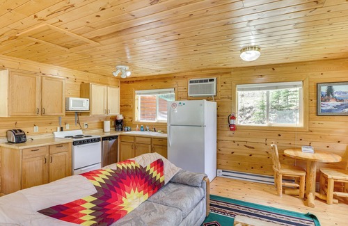 Deadwood Cabina | Pets Welcome: Cozy Cabin w/ Deck in Deadwood!