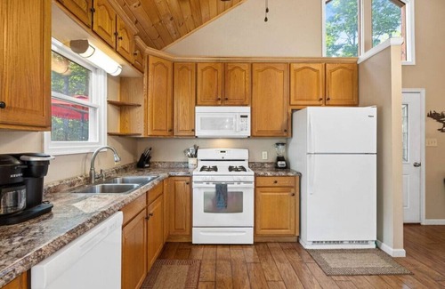 Luray Cabina | Pets? YES! 🐕 Hot Tub ★ Fire Pit ★ Pool Table ★ Steps to River Outfitters