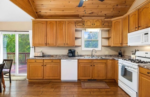Luray Cabina | Pets? YES! 🐕 Hot Tub ★ Fire Pit ★ Pool Table ★ Steps to River Outfitters