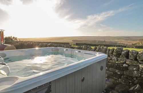 Hallington Cabaña | PETTY KNOWES COTTAGE, pet friendly, with hot tub in Otterburn