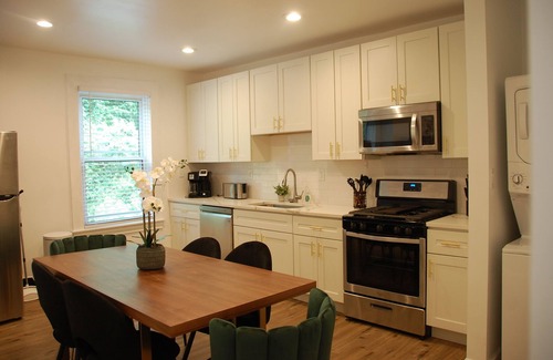 East Liberty Apartamento | PGH Delight - 4B/3B, ALL NEW w/ Free Street Parking, Perfect for family vacation