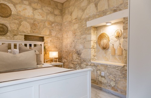 Armou Casa | Phaedrus Living Luxury Stone House Armou