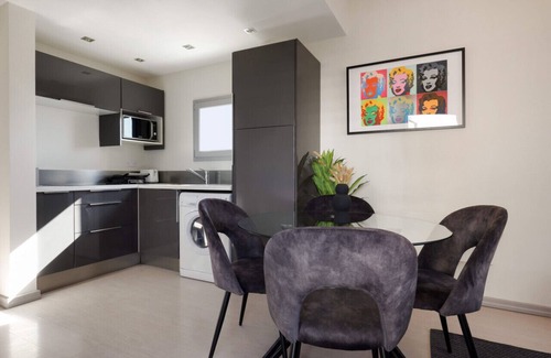 City Centre Apartamento | Phaedrus Living: Mini Art House Warhol