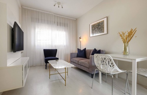 City Centre Apartamento | Phaedrus Living: Mini Art House Pollock