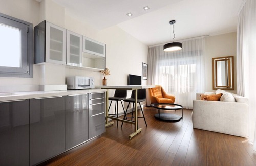 City Centre Apartamento | Phaedrus Living: Mini Art House Monet