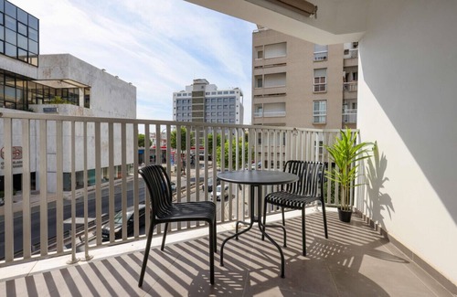 City Centre Apartamento | Phaedrus Living: Mini Art House Monet