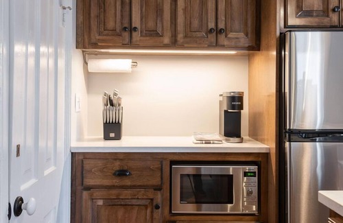 Belmont Apartamento | Pharmacy Apartment| Lux 30 + Rental in Dtwn Belmont