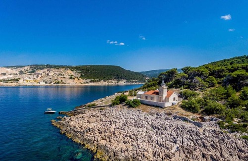 Cove Basina (Jelsa) Apartamento | Phenomenal Pucisca Villa Lighthouse St Nicholas 2 Bedrooms Floor Heating & Private Jacuzzi