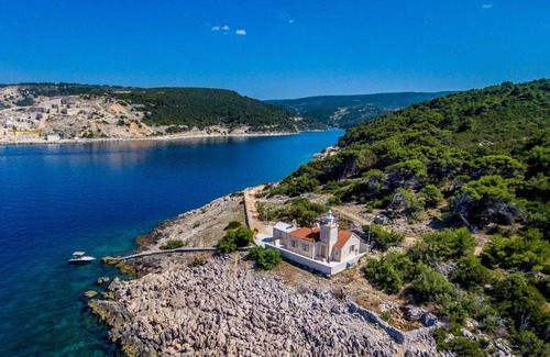 Cove Basina (Jelsa) Apartamento | Phenomenal Pucisca Villa Lighthouse St Nicholas 2 Bedrooms Floor Heating & Private Jacuzzi