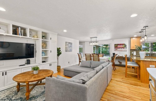 Lake Oswego Casa | Great Deals on Summer Stays!