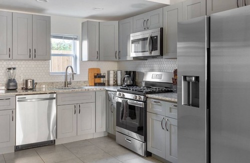 South Philadelphia Casa | Philly Historic Townhome near PENN & CHOP