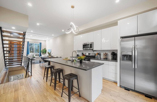 South Philadelphia Casa | Philly skyline with rooftop jacuzzi