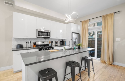 South Philadelphia Casa | Philly skyline with rooftop jacuzzi