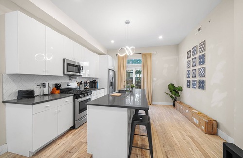 South Philadelphia Casa | Philly skyline with rooftop jacuzzi