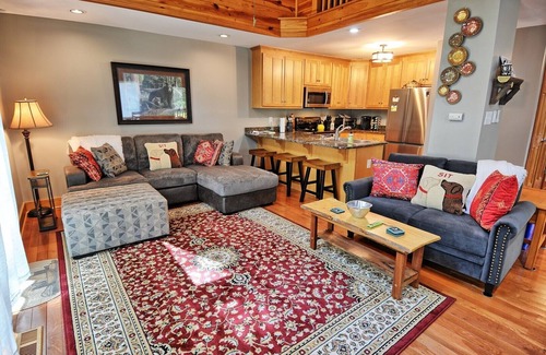 Ashe County Cabina | Phoenix Cabin-Open for Bookings! Hot Tub, Pets Considered, Fire Pit, AC, WIFI
