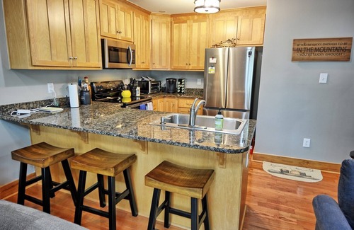 Ashe County Cabina | Phoenix Cabin-Open for Bookings! Hot Tub, Pets Considered, Fire Pit, AC, WIFI