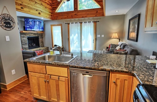 Ashe County Cabina | Phoenix Cabin-Open for Bookings! Hot Tub, Pets Considered, Fire Pit, AC, WIFI