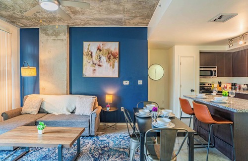 Evans Churchill Apartamento | Roosevelt Row Luxury 2BD Pool Gym Parking W/D