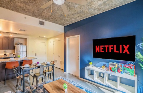 Evans Churchill Apartamento | Roosevelt Row Luxury 2BD Pool Gym Parking W/D
