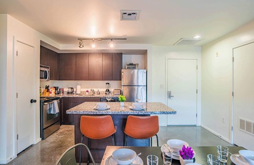 Evans Churchill Apartamento | Roosevelt Row Luxury 2BD Pool Gym Parking W/D