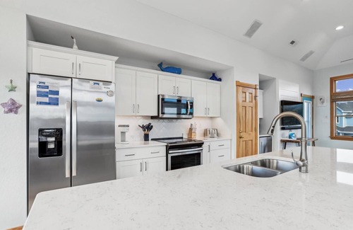 Pine Island Casa | PI-4 "Don't Blink" Saturday-Saturday Private pool! Hot tub! Minutes to the beach!