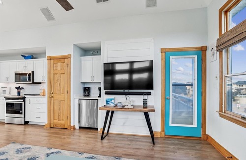 Pine Island Casa | PI-4 "Don't Blink" Saturday-Saturday Private pool! Hot tub! Minutes to the beach!