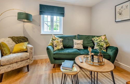 Llanybri Cabaña | Picked for its superb standard and close the coastal village of Llansteffan.