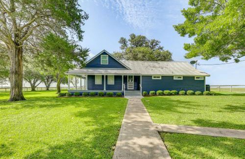 Schulenburg Casa | Pickleball Court and Pool Schulenburg Farmhouse