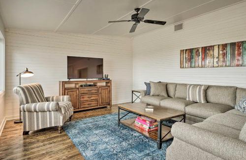 Schulenburg Casa | Pickleball Court and Pool Schulenburg Farmhouse
