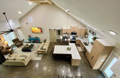 Concan Casa | Pickleball Court! New 2025 Luxury Beauty, Mtn. Views, Only 2 minutes to Frio!