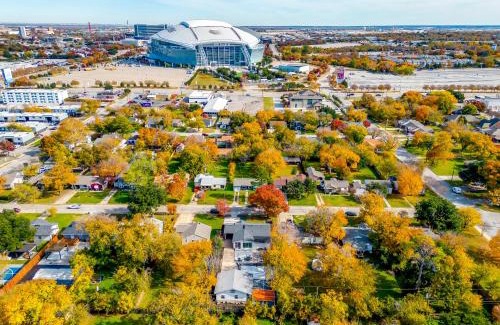 Central Arlington Casa | Pickleball Court - Walk to AT&T Stadium, Globe Life, Six Flags, Texas Live! & more