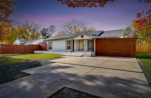 Central Arlington Casa | Pickleball Court - Walk to AT&T Stadium, Globe Life, Six Flags, Texas Live! & more