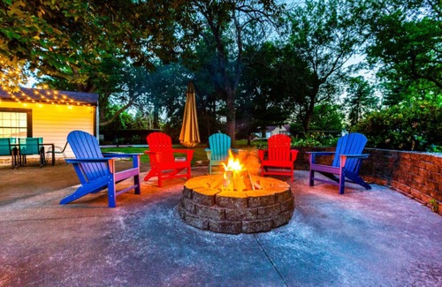 West Des Moines Casa | Pickleball/Foosball/Arcade/Fire Pit/Patio