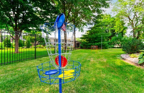 West Des Moines Casa | Pickleball/Foosball/Arcade/Fire Pit/Patio
