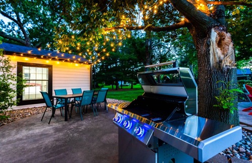 West Des Moines Casa | Pickleball/Foosball/Arcade/Fire Pit/Patio