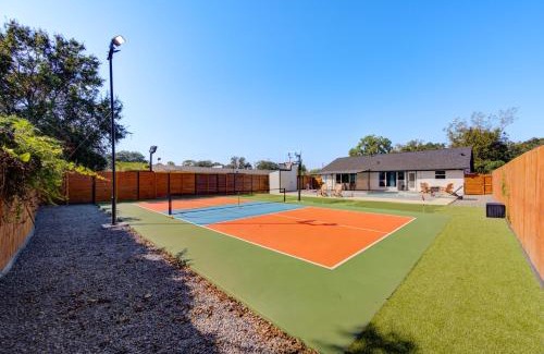 Northside Casa | Pickleball Paradise Retreat - 4 Bedrooms, 2,5 Baths - Houston Downtown, Houston Heights - Pickleball and Basketball Court, Pool, miniGolf, Karaoke, Fire Pit, BBQ, Billiards, Ping Pong, Hockey, King Bed