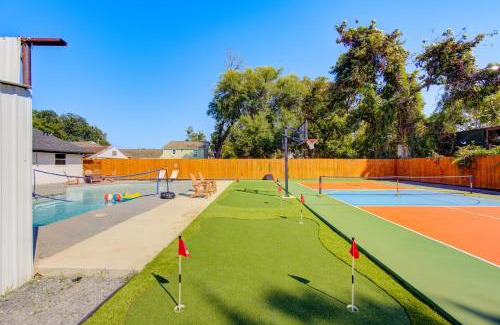 Northside Casa | Pickleball Paradise Retreat - 4 Bedrooms, 2,5 Baths - Houston Downtown, Houston Heights - Pickleball and Basketball Court, Pool, miniGolf, Karaoke, Fire Pit, BBQ, Billiards, Ping Pong, Hockey, King Bed