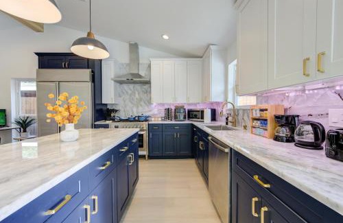 Northside Casa | Pickleball Paradise Retreat - 4 Bedrooms, 2,5 Baths - Houston Downtown, Houston Heights - Pickleball and Basketball Court, Pool, miniGolf, Karaoke, Fire Pit, BBQ, Billiards, Ping Pong, Hockey, King Bed