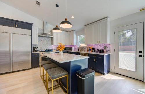Northside Casa | Pickleball Paradise Retreat - 4 Bedrooms, 2,5 Baths - Houston Downtown, Houston Heights - Pickleball and Basketball Court, Pool, miniGolf, Karaoke, Fire Pit, BBQ, Billiards, Ping Pong, Hockey, King Bed