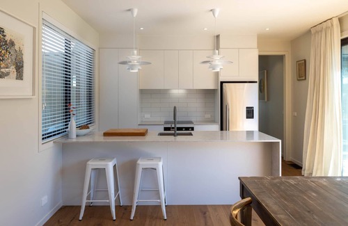 Surfdale Casa | PICNIC BAY POOL HOUSE - Coast & Country