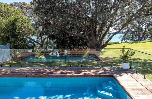 Surfdale Casa | PICNIC BAY POOL HOUSE - Coast & Country