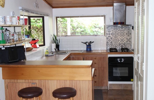 Picton Casa | Pictons Home away from Home: 10 minute walk to the township or ferry terminals.