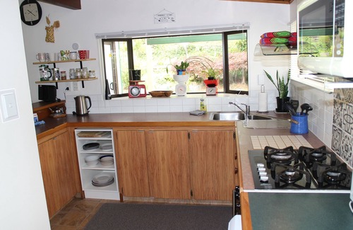 Picton Casa | Pictons Home away from Home: 10 minute walk to the township or ferry terminals.