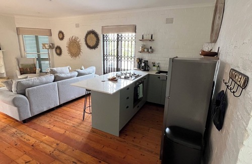 Constantia Cabaña | Charming 2 bed retreat with stunning views across Groot Constantia Wine Valley