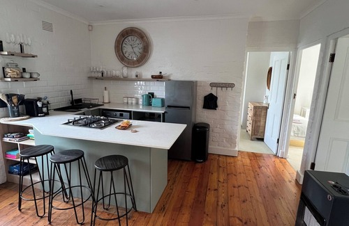 Constantia Cabaña | Charming 2 bed retreat with stunning views across Groot Constantia Wine Valley