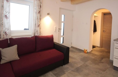 Grundau Casa | Pintoresca casa vacacional con terraza en Kirchberg