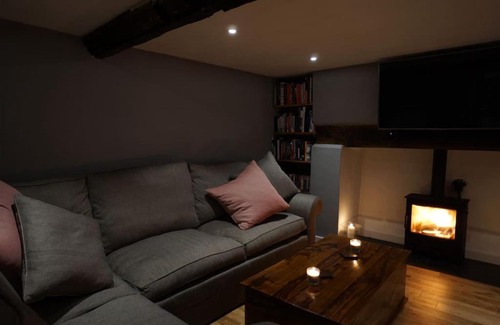 Nunney Casa | Picturesque cottage with hot tub, near Frome