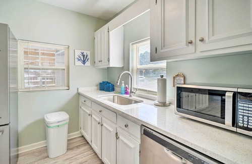 Tranquil Harbour Casa | Picturesque Duplex Unit, 1/2 Mi to the Beach!