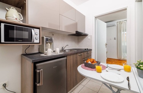 Dramalj Apartamento | Pintoresco piso a 150 metros de la playa con jacuzzi, piscina, vistas al mar, billar