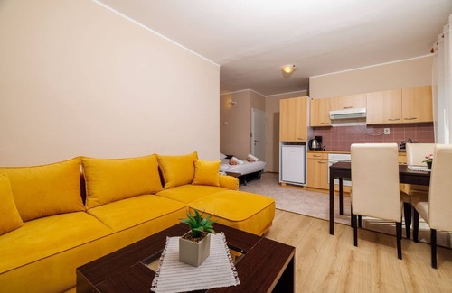 Dramalj Apartamento | Pintoresco piso a 350 metros de la playa con vistas panorámicas al mar, piscina, ducha exterior
